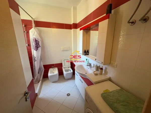 Vlore, jepet me qera apartament 2+1+Ballkon Kati 3, 95 m² 400 € (Rruga Hasan Kushta)