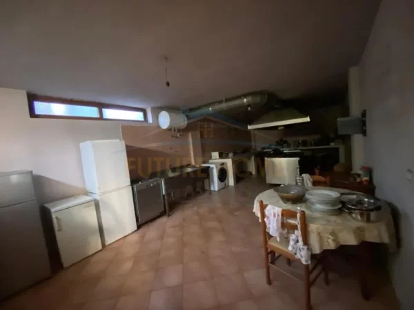 Tirane, jepet me qera ambjent biznesi Kati 0, 305 m² 2.500 € I DISKUTUESHEM (SAUK I VJETER)