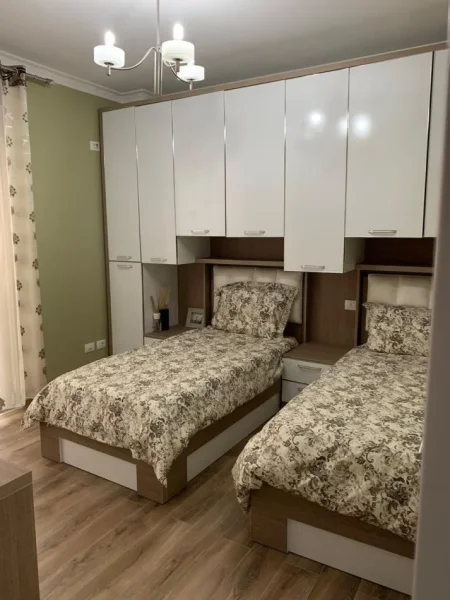 Tirane, jepet me qera apartament 3+1+Ballkon Kati 4, 110 m² 1.000 € (Rruga e Ullishtes)