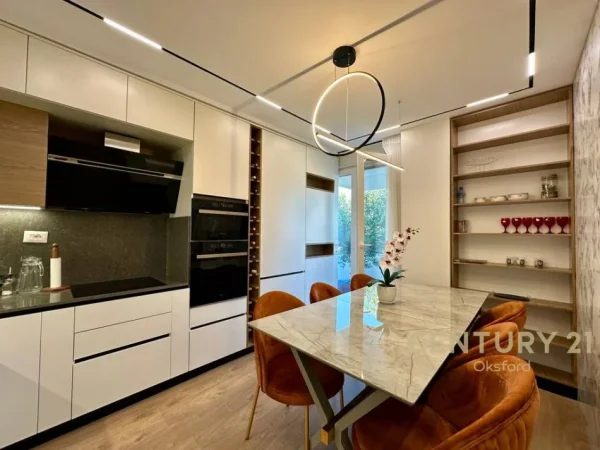 Tirane, jepet me qera apartament 2+1 Kati 3, 170 m² 1.800 € 