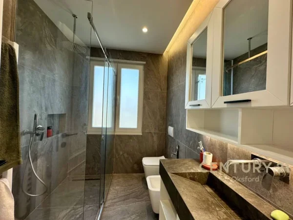 Tirane, jepet me qera apartament 2+1 Kati 3, 170 m² 1.800 € 