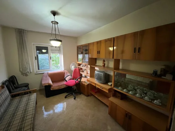 Tirane, jepet me qera apartament 2+1 Kati 2, 75 m² 