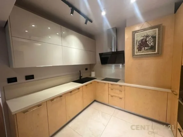 Tirane, jepet me qera apartament 2+1 Kati 3, 124 m² 1.800 € 