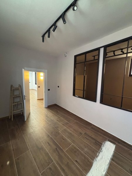 Tirane, jepet me qera ambjent biznesi Kati 0, 65 m² 701 € (Rruga Frosina Plaku)