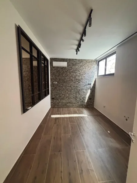 Tirane, jepet me qera ambjent biznesi Kati 0, 65 m² 701 € (Rruga Frosina Plaku)