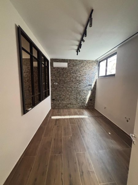 Tirane, jepet me qera ambjent biznesi Kati 0, 65 m² 701 € (Rruga Frosina Plaku)