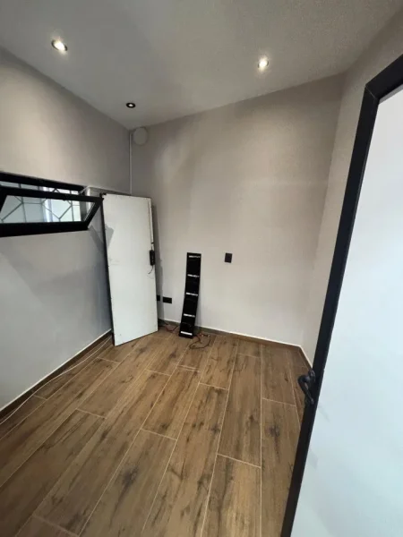 Tirane, jepet me qera ambjent biznesi Kati 0, 65 m² 701 € (Rruga Frosina Plaku)