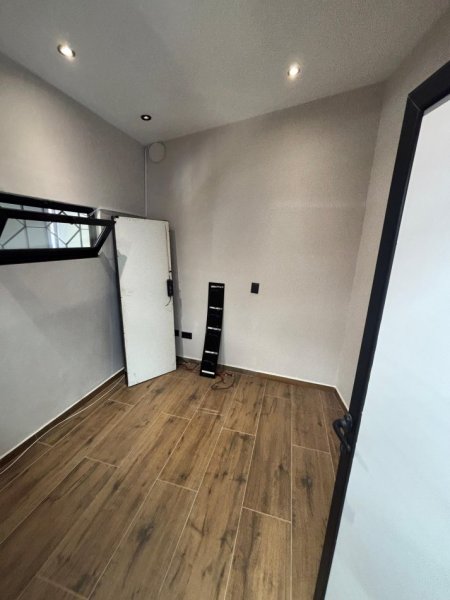 Tirane, jepet me qera ambjent biznesi Kati 0, 65 m² 701 € (Rruga Frosina Plaku)