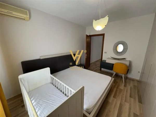 Tirane, jepet me qera apartament 1+1+Ballkon Kati 10, 75 m² 650 € (KOMUNA E PARISIT)
