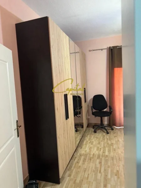 Tirane, jepet me qera apartament 2+1 Kati 2, 150 m² 450 € (FARKE)