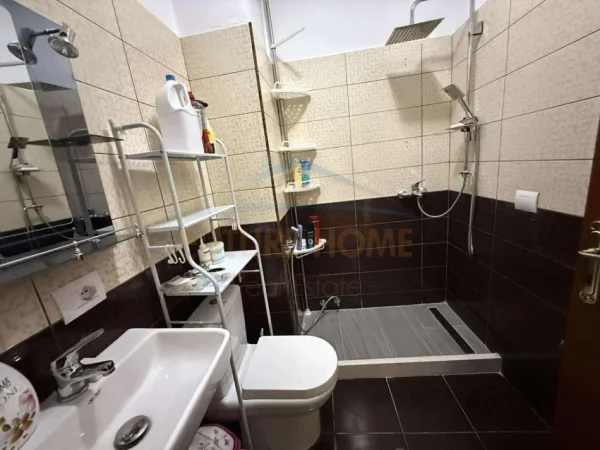 Tirane, jepet me qera apartament 2+1+Ballkon Kati 6, 67 m² 450 € (Yzberisht)