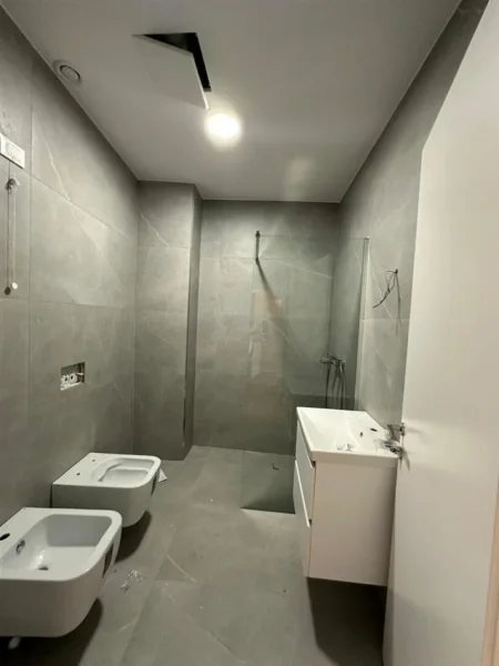 Tirane, jepet me qera apartament 2+1 Kati 4, 110 m² 1.800 € (LAKE VIEW REZIDENC)