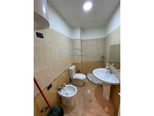 Tirane, jepet me qera ambjent biznesi Kati 4, 70 m² 700 € (Rruga Sami Frasheri)