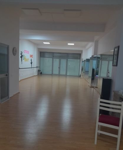 Tirane, jepet me qera ambjent biznesi Kati 0, 110 m² 600 € (yzberisht)