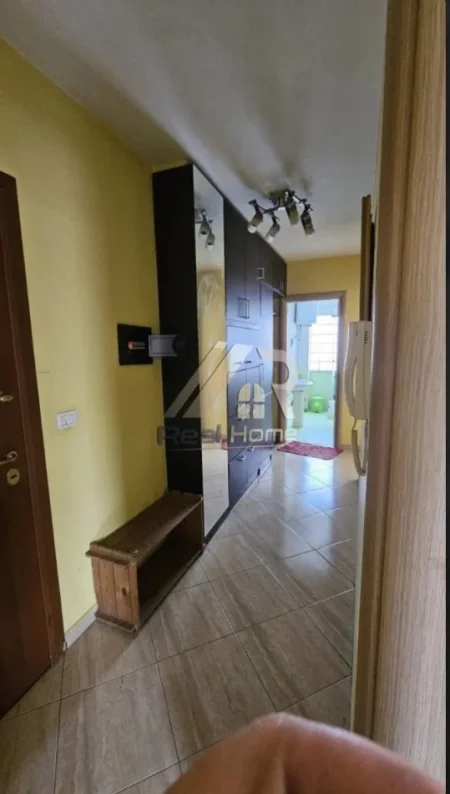 Tirane, jepet me qera apartament 1+1+Ballkon Kati 5, 105 m² 450 € (rruga Jordan Misja)