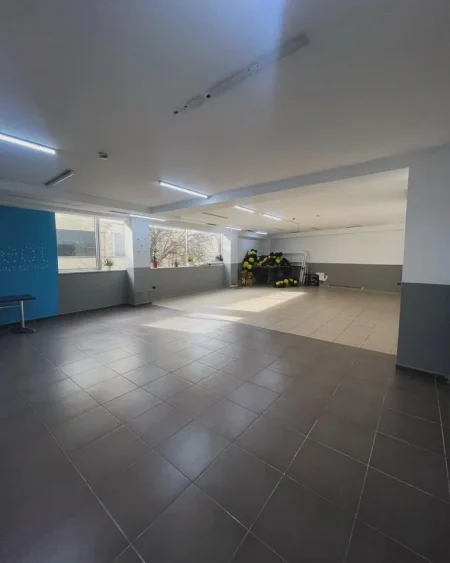 Tirane, jepet me qera ambjent biznesi Kati 2, 1.000 m² 10.000 € (Ish profarma)