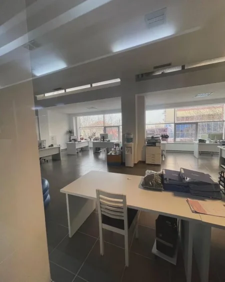 Tirane, jepet me qera ambjent biznesi Kati 2, 1.000 m² 10.000 € (Ish profarma)