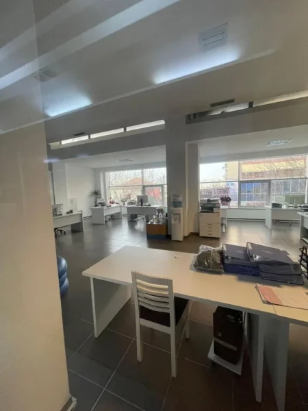 Tirane, jepet me qera ambjent biznesi Kati 2, 1.000 m² 10.000 € (Ish profarma)