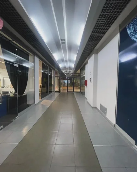 Tirane, jepet me qera ambjent biznesi Kati 2, 1.000 m² 10.000 € (Ish profarma)