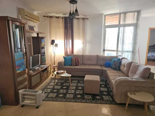 Tirane, jepet me qera apartament 2+1+Ballkon Kati 9, 111 m² 650 € (Rruga e Barrikadave)