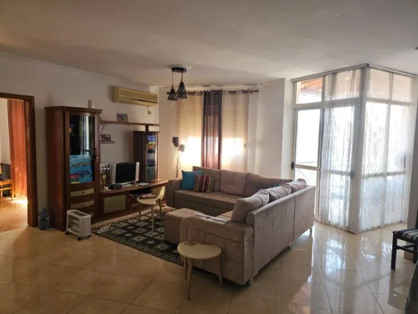 Tirane, jepet me qera apartament 2+1+Ballkon Kati 9, 111 m² 650 € (Rruga e Barrikadave)