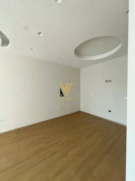 Tirane, jepet me qera ambjent biznesi Kati 4, 100 m² 1.000 € (KIKA 2, KOMUNA E PARISIT)