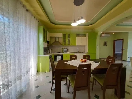 Tirane, jepet me qera apartament 2+1+2+Ballkon Kati 2, 144 m² 550 € (Selite)
