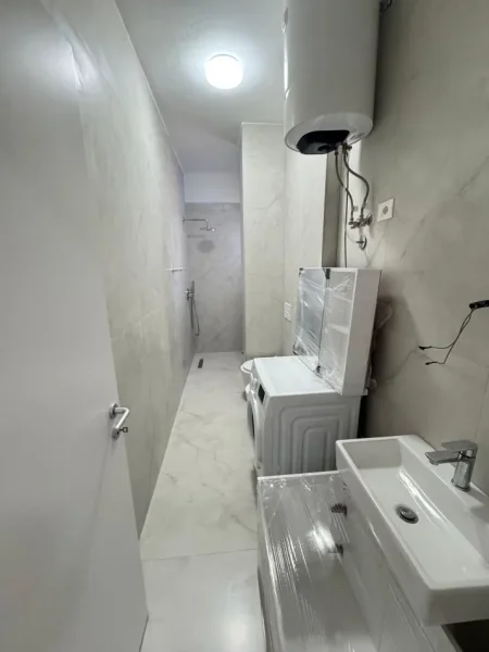 Tirane, jepet me qera apartament 1+1 Kati 2, 53 m² 450 € (Rezidenca Oxa)