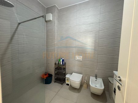 Tirane, jepet me qera apartament 2+1+2+Ballkon Kati 3, 93 m² 700 € (5 Maji)