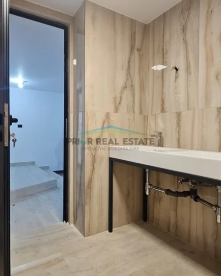 Tirane, jepet me qera ambjent biznesi Kati -1, 200 m² 300.000 ALL (Rruga Sami Frasheri)