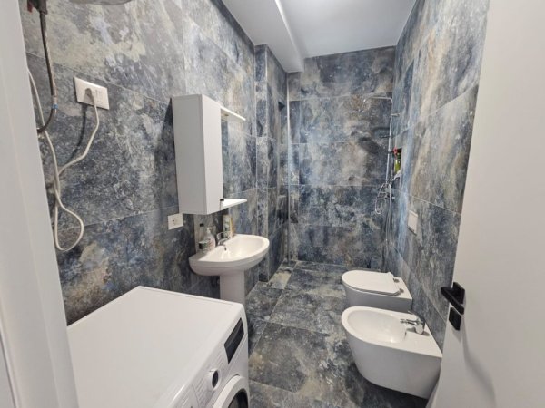 Tirane, jepet me qera apartament 2+1+Ballkon Kati 5, 100 m² 800 € (Ish Fusha e Aviacionit)