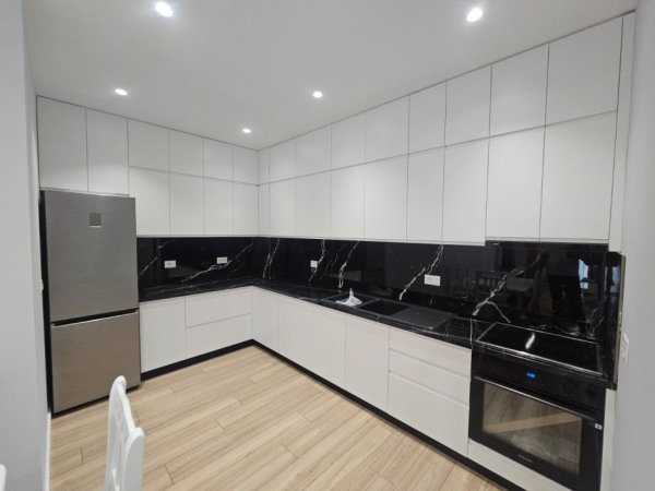 Tirane, jepet me qera apartament 2+1+Ballkon Kati 5, 100 m² 800 € (Ish Fusha e Aviacionit)