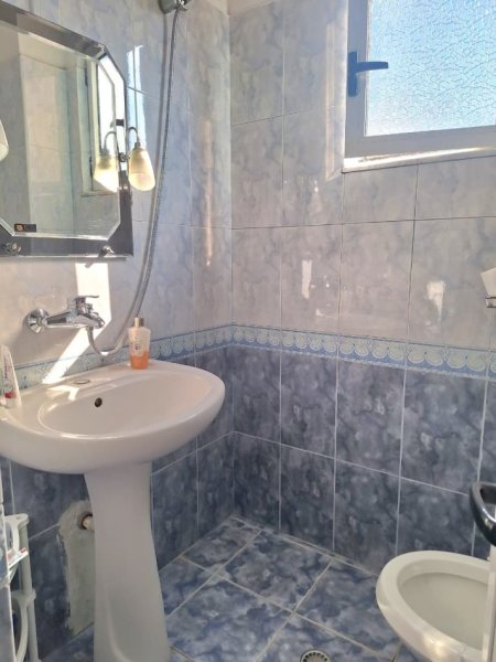 Tirane, jepet me qera apartament 3+1 Kati 5, 110 m² 700 € (FARMACI SPAHIU)