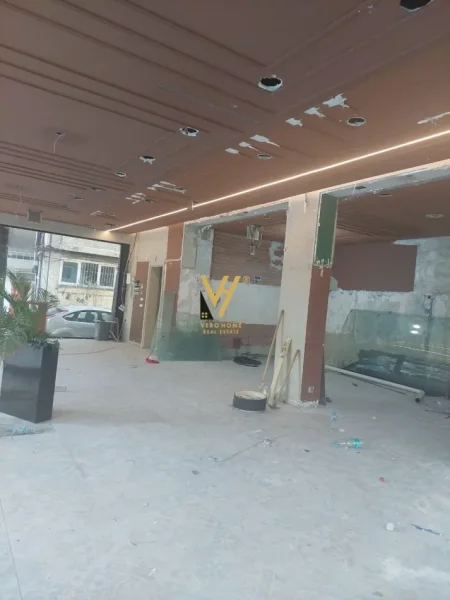 Tirane, jepet me qera dyqan Kati 0, 230 m² 1.700 € (PALLATI ME SHIGJETA)