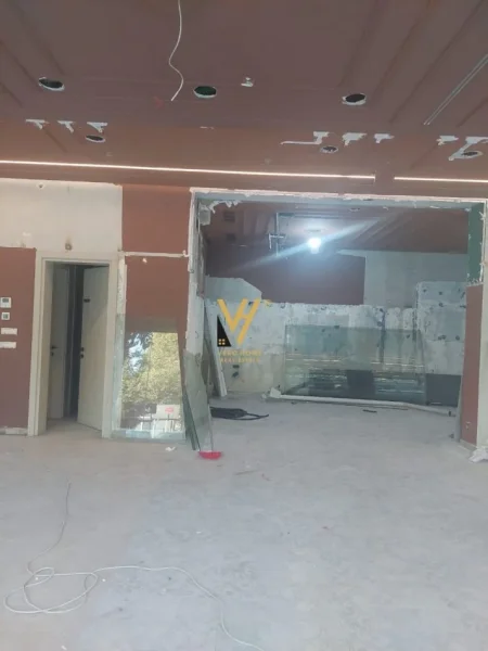 Tirane, jepet me qera dyqan Kati 0, 230 m² 1.700 € (PALLATI ME SHIGJETA)