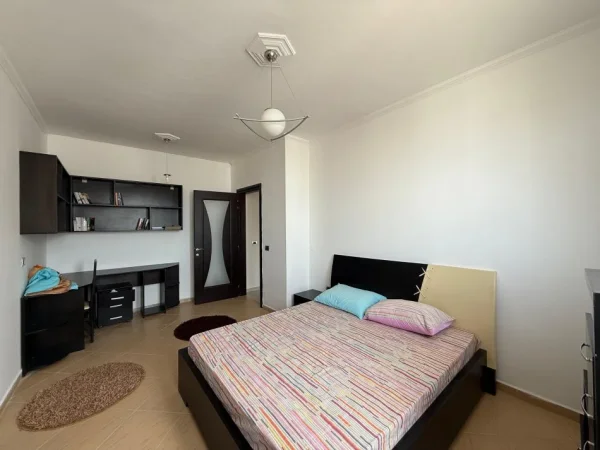 Tirane, jepet me qera apartament 2+1 Kati 5, 110 m² 420 € 