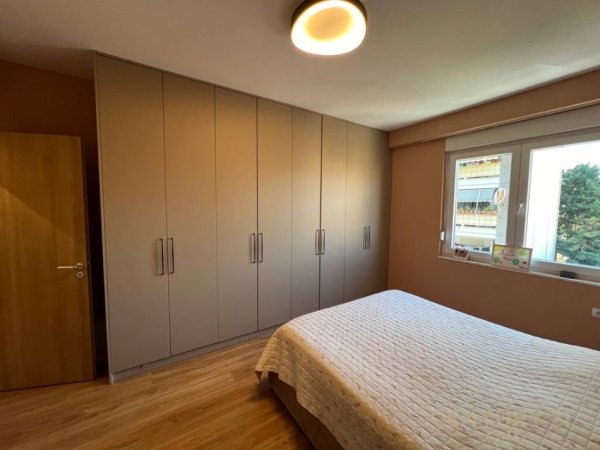 Tirane, jepet me qera apartament 2+1 Kati 5, 105 m² 1.500 € (Rr.e Barrikadave)