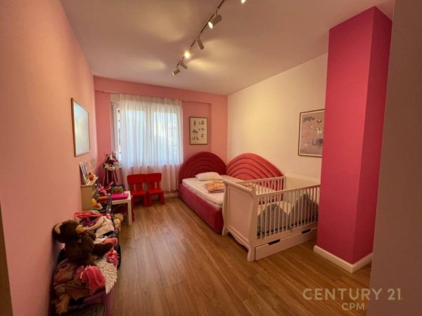 Tirane, jepet me qera apartament 2+1 Kati 5, 105 m² 1.500 € (Rr.e Barrikadave)