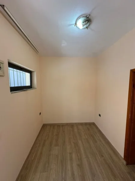 Tirane, jepet me qera ambjent biznesi Kati 1, 63 m² 450 € (21 dhjetori)