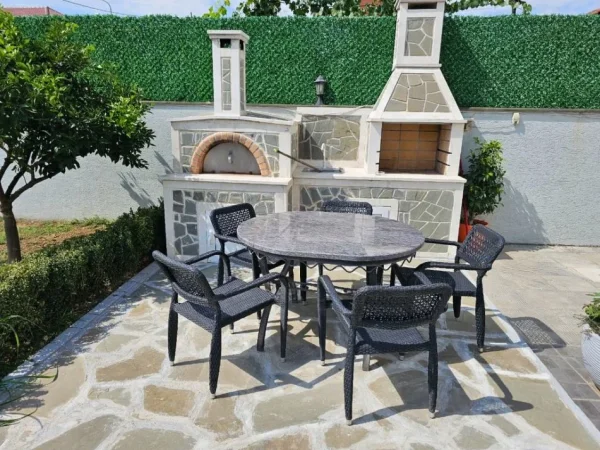 Tirane, shitet Vile 2 Katshe Kati 2, 237 m² 