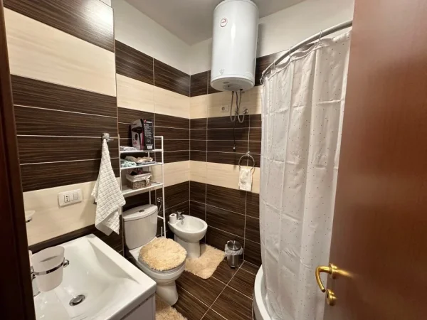 Tirane, jepet me qera apartament 2+1 Kati 7, 120 m² 1.000 € (Zogu zi)