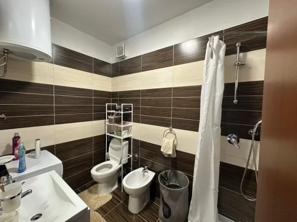 Tirane, jepet me qera apartament 2+1 Kati 7, 120 m² 1.000 € (Zogu zi)