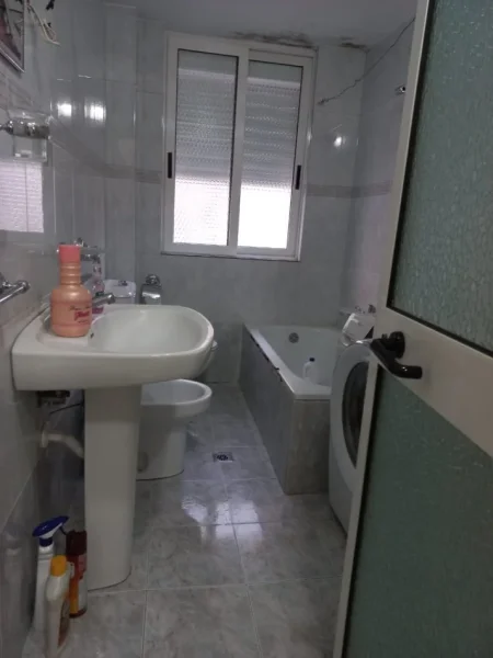 Tirane, jepet me qera apartament 2+1 Kati 2, 59 m² 600 € (Rruga e kavajes)