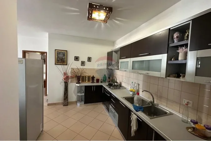 Tirane, shitet apartament 2+1+Ballkon , 100 m² 200.000 € 