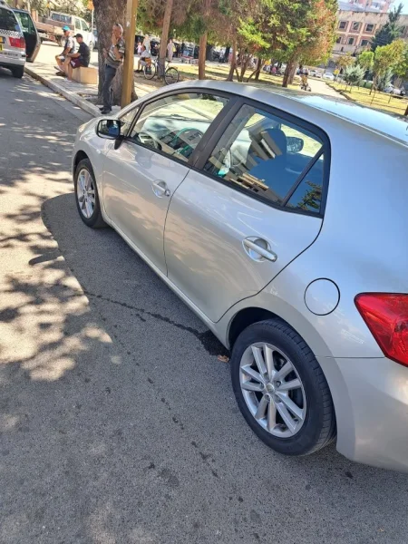 Tirane, shes makine Toyota Auris Nafte, gri metalizato manuale Kondicioner 250.000 km 5.000 €