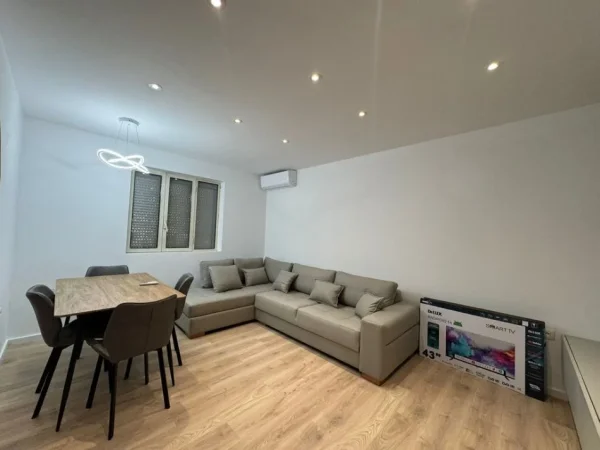 Tirane, jepet me qera apartament 2+1 Kati 2, 75 m² 700 € 