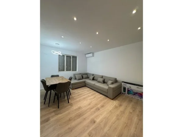 Tirane, jepet me qera apartament 2+1 Kati 2, 75 m² 700 € 