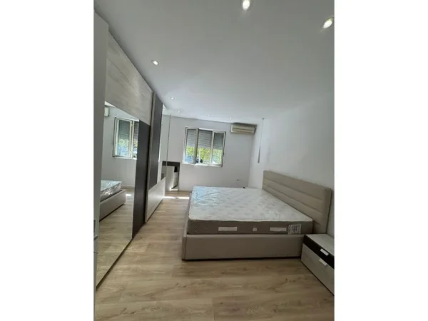 Tirane, jepet me qera apartament 2+1 Kati 2, 75 m² 700 € 