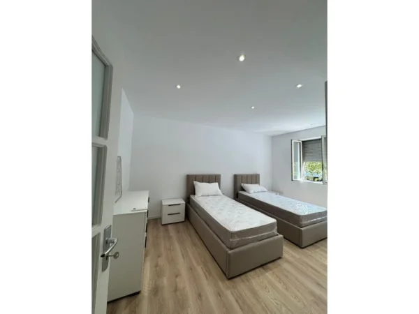 Tirane, jepet me qera apartament 2+1 Kati 2, 75 m² 700 € 