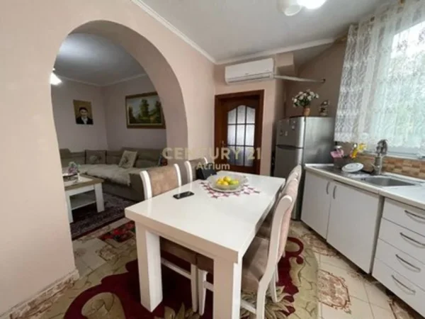 Tirane, shes apartament 3+1+Ballkon Kati 3, 118 m² 175.000 € (Materniteti i Ri)